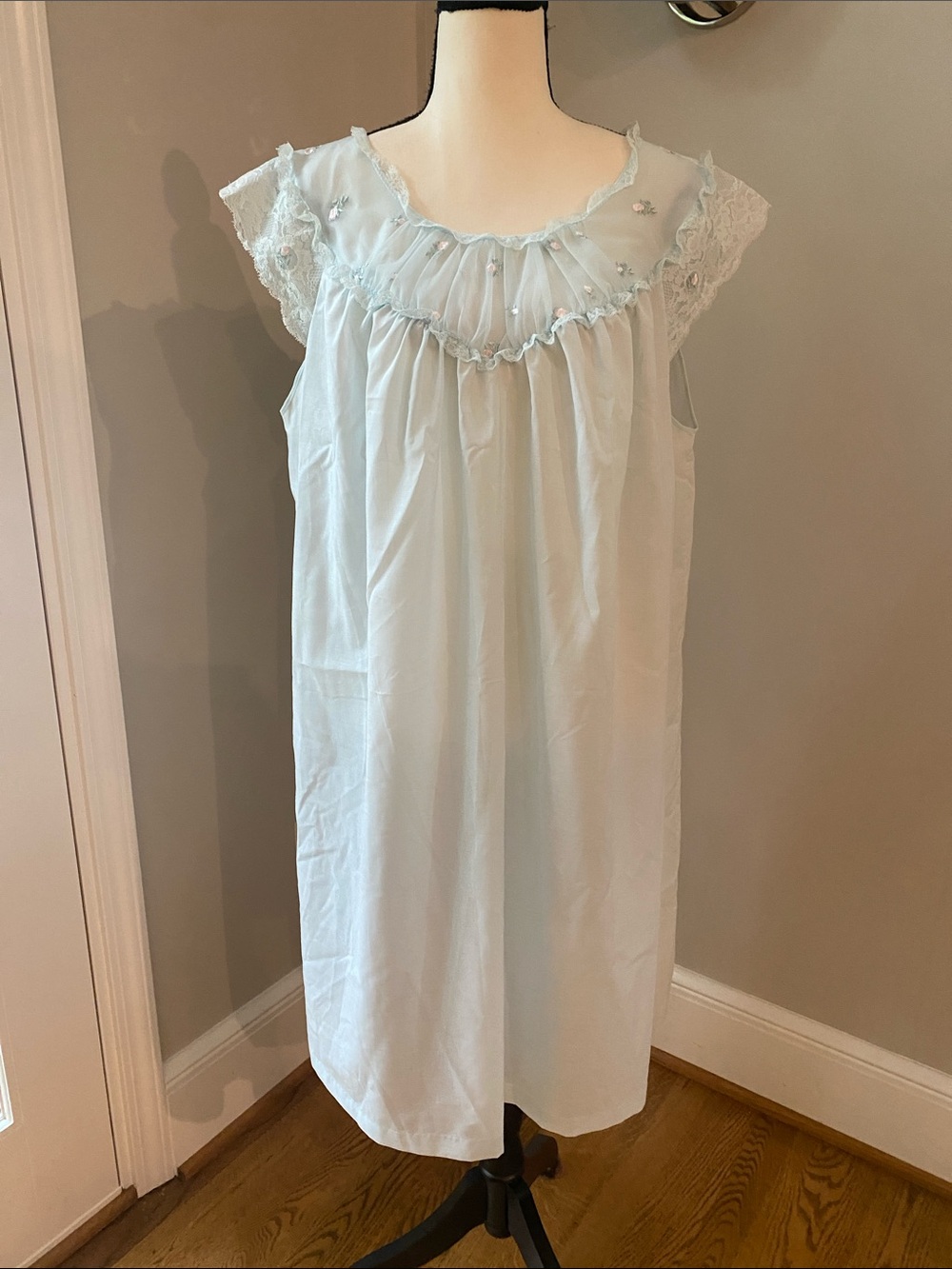Vintage cotton blend embroidered capped sleeve midi nightgown dressing gown L